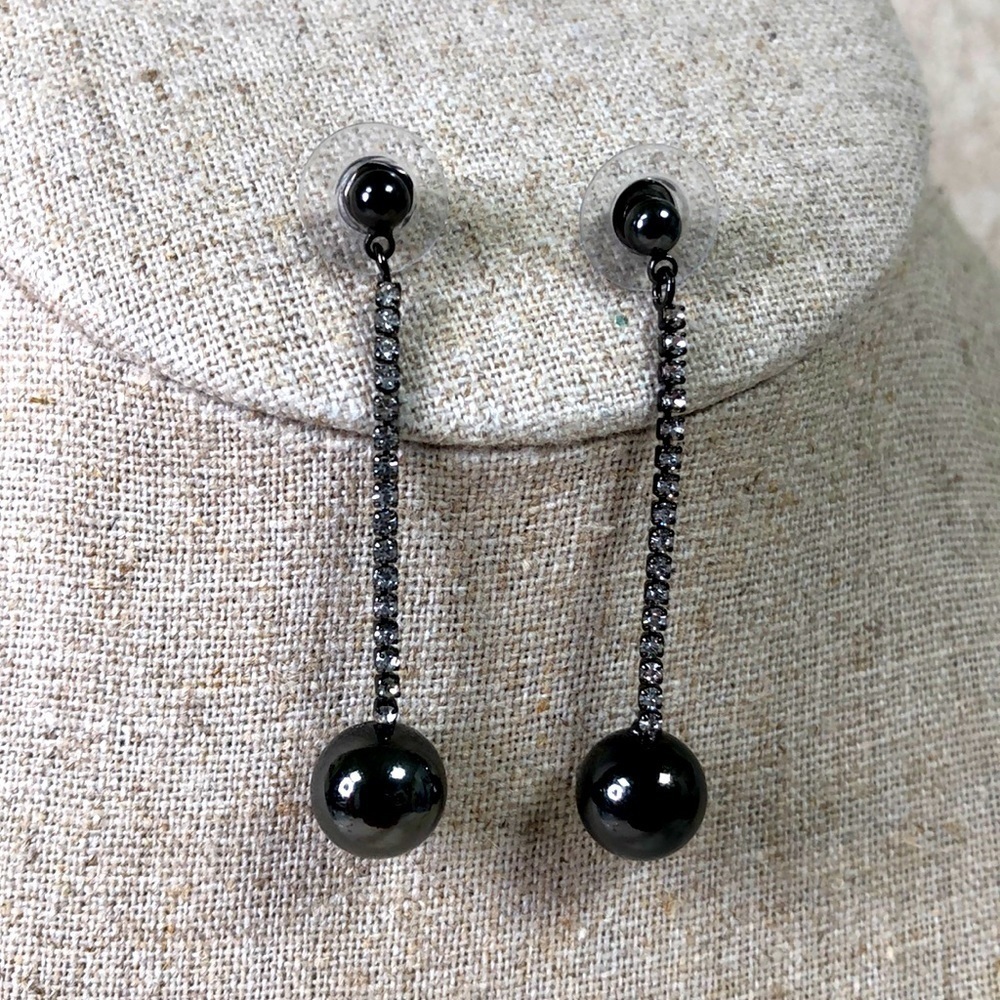 3/$30🛍Hematite And Rhinestone Earrings